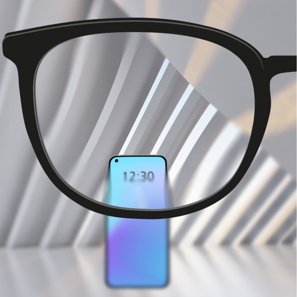 Un curseur d’images montre un verre conventionnel à gauche avec des distorsions dans la périphérie par rapport à un verre haut de gamme à droite avec une vue nette dans la totalité du verre.