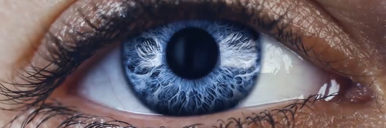 De fines lignes bleues abstraites sur un fond bleu foncé bougent pour former la pupille et l’iris d’un œil.